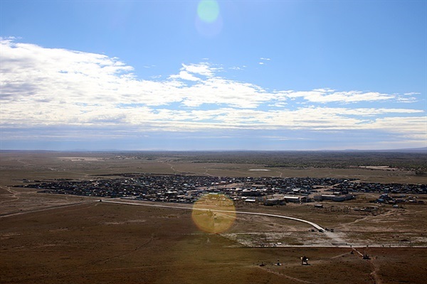 ▲몽골에서 가장 유명한 오보 중 하나인 알탕오보 정상에서 바라본 다리강가 마을 모습  ⓒ오문수