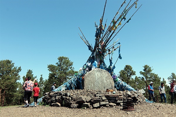 ▲  칭기즈칸의 고향 인근에 있는 오보 모습. 오보를 참배한 몽골인들이 우유와 곡식 등을 뿌리며 시계방향으로 3번 돌고 있다. ⓒ오문수