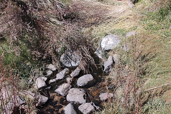 ▲오아시스 마을인 웅곰솜 마을뒤편 나지막한 언덕아래에는 3개의 샘이 있었고 마을주민과 가축을 먹여살리는 생명수 역할을 하고 있었다. ⓒ오문수