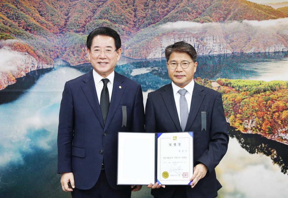 ▲전남개발공사 제8대 사장으로 임명된 장충모 전 한국토지주택공사 부사장과 김영록 도지사