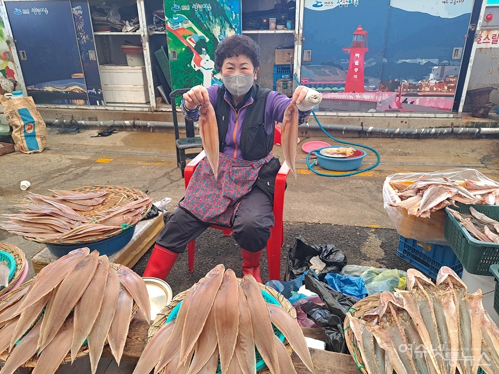 ▲여수 생선이 맛있다며 아주머니가 꾸덕꾸덕하게 말린 서대를 들어 보이며 자랑이다.  ⓒ조찬현