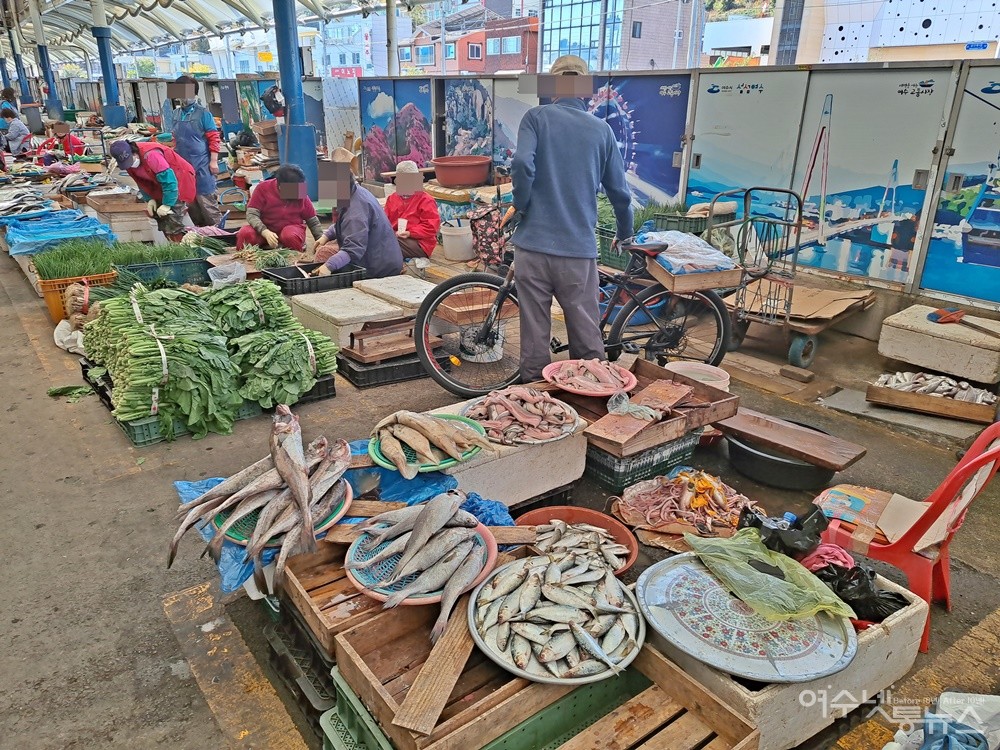 ▲여수 교동시장이다. 시장 한가운데에는 생선과 건어물, 채소를 파는 좌판이 길게 늘어서 있다.  ⓒ조찬현