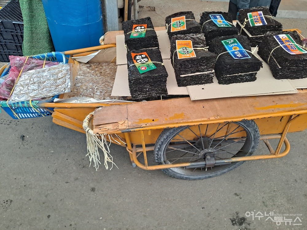 ▲ 여수 교동시장에서 54년째 행상을 하며 쥐포와 김을 파는 할어버지의 리어카다.ⓒ조찬현