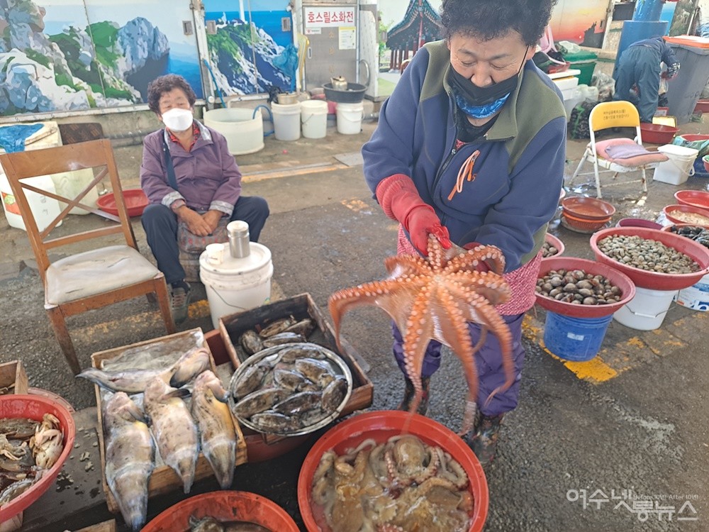 ▲ “이거 여수 돌문어예요, 진짜 야들야들해요. 맛있어요”ⓒ조찬현