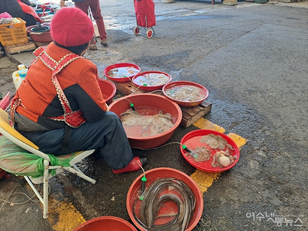 ▲ 여수 교동시장 좌판에서 아주머니가 살아있는 돌문어와 붕장어를 팔고 있다. ⓒ조찬현