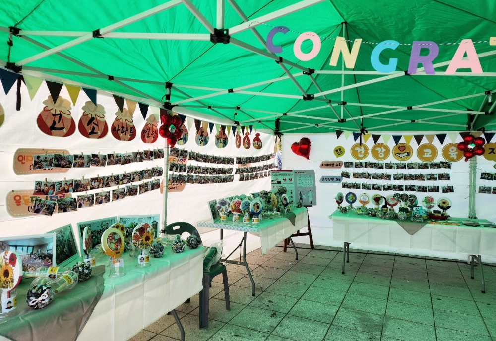 ▲ 이순신광장에서 열린 경로당 어르신 ‘공예작품 전시회’