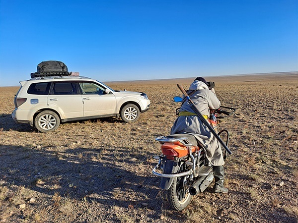 ▲  '모기'씨 막내동생이 오토바이를 타고 등에 총을 멘채 늑대를 찾고 있다. ⓒ오문수