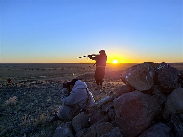 ▲옆에서 망원경으로 초원을 살피던 저리거씨 처남이 "늑대가 나타났다"는 말에 가이드 저리거씨가 총을 들어보이고 있다. 늑대는 동이틀 무렵에 사냥을 나선다고 한다. ⓒ오문수