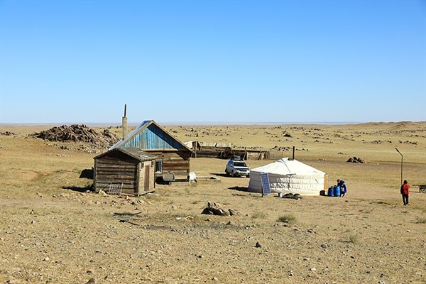 ▲ 가이드 저리거씨 부인 '모기'씨의 고향집 모습. 주변 50여킬로미터 이내에 유목민 집이 하나도 없는 외딴집이다. 모기씨의 막내 동생가족과 오빠가 1000여마리의 가축을 기르고 있다.ⓒ오문수