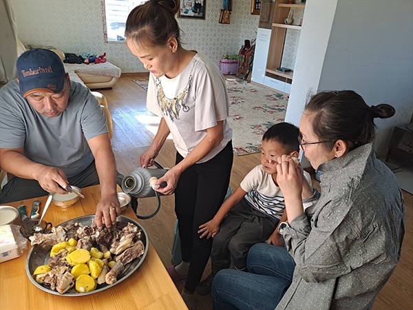 ▲'모기'씨 고향집에서 잠자고 일어나니 막내동생 부인이 맛있는 양고기 요리를 내왔다. 일행은 게르 옆에 현대식으로 지어진 집에서 잤다 ⓒ오문수