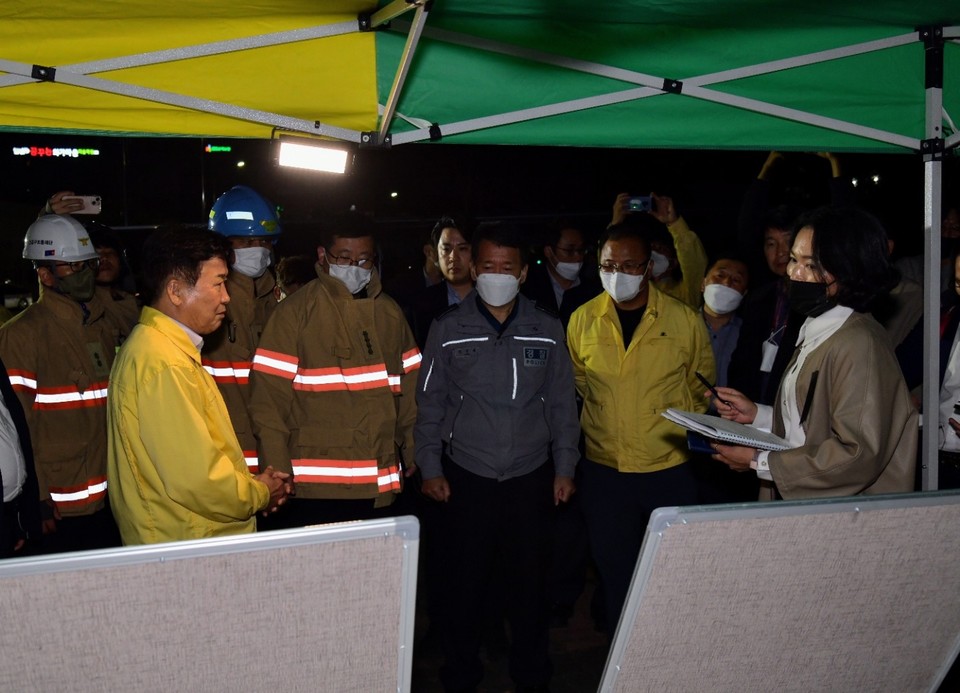 ▲ 정기명 여수시장이 웅천동 사고현장에서 피해 복구상황을 지휘하고 있다.