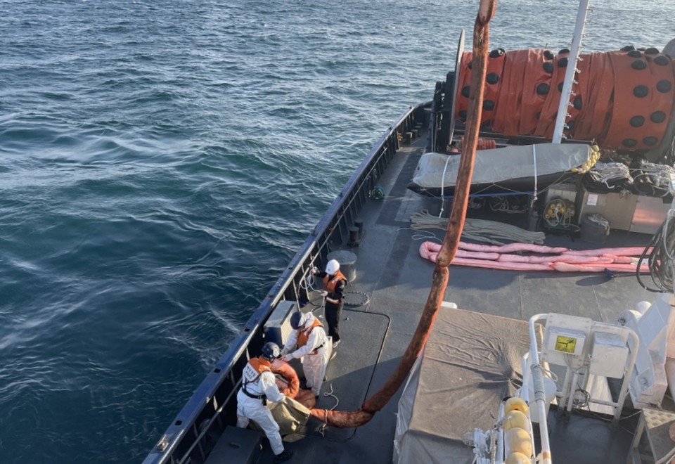 ▲ 여수해경 방제작업 모습