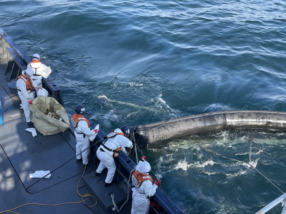 ▲  여수해경 방제작업 모습
