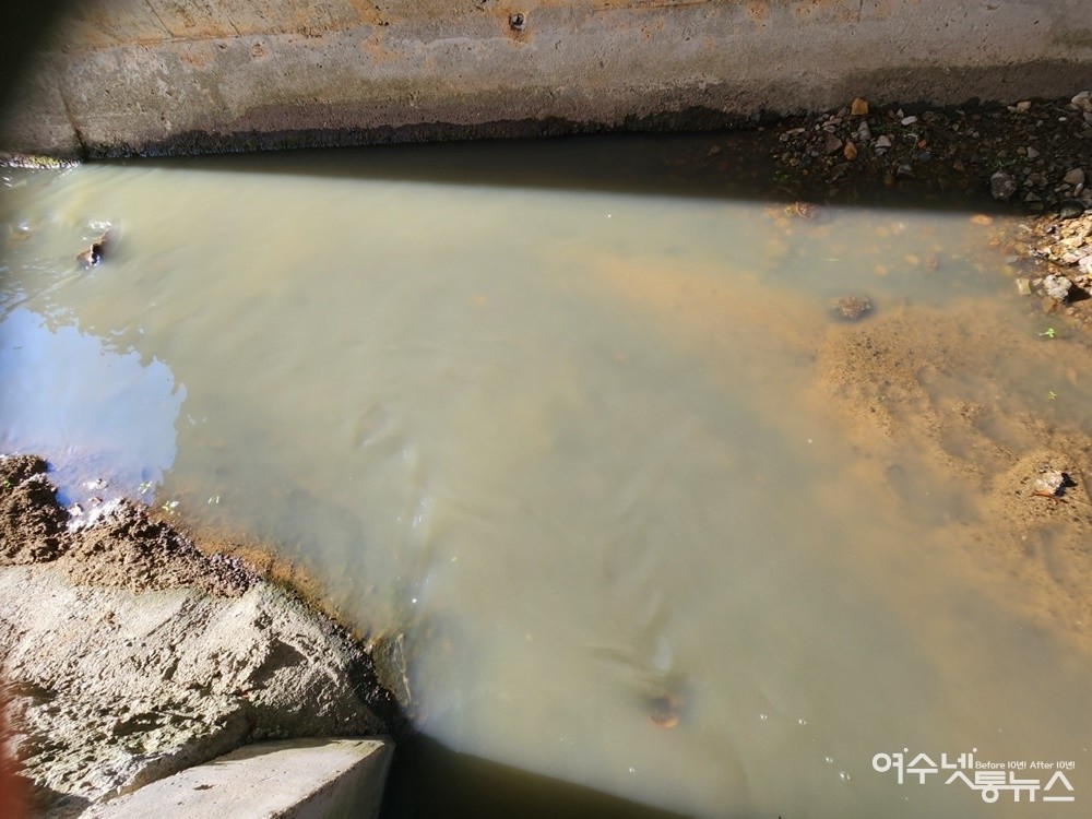 ▲ 여수 연등천으로 어제(2일)부터 하수 오염수가 흘러들고 있다. ⓒ강흥순
