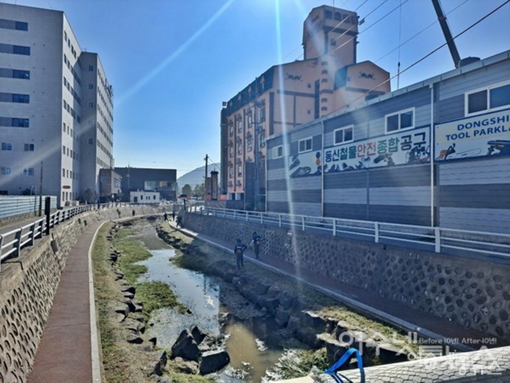 ▲ 풀베기 작업자들이 베어낸 풀을 연등천 하천에 다 버리고 이동하고 있다.ⓒ조찬현