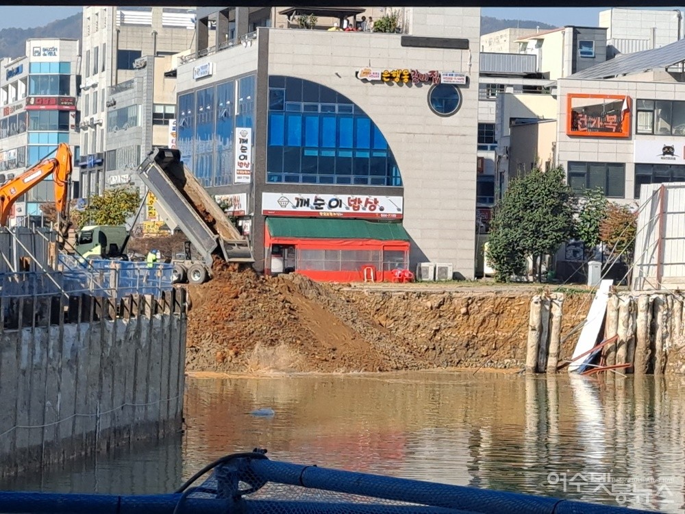▲ 터파기 작업을 위해 설치한 5m 높이의 무너진 흙막이벽을 되메우느라 굴삭기와 덤프트럭이 분주하다.ⓒ조찬현