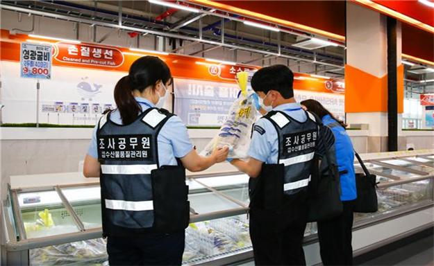 ▲  수산물 원산지 표시·수입수산물 유통이력 점검 모습