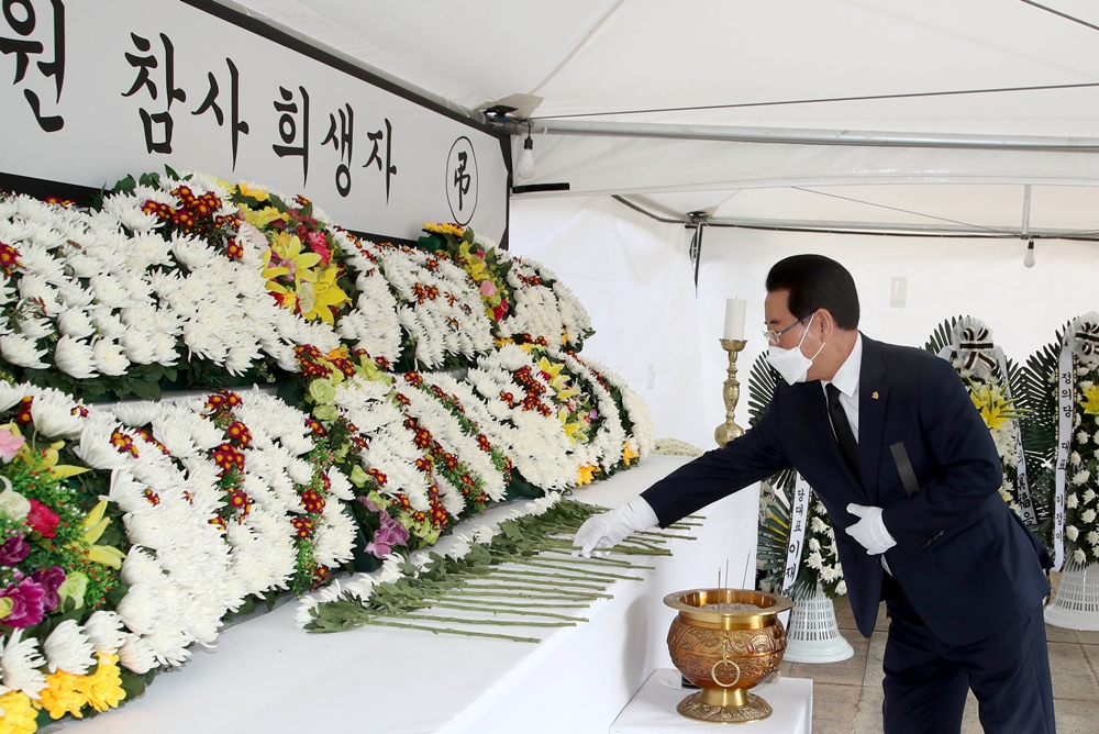 ▲ 김 지사가 이태원 참사 희생자 합동분향소에서 조문하고 있다.