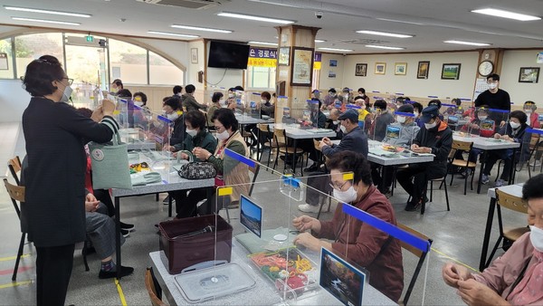 ▲ 문화체험 '에코백 꾸미기' 체험중인 노인일자리 참여자 모습 ⓒ 전선옥