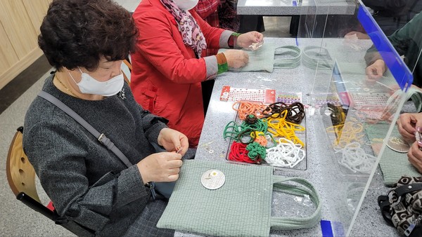 ▲직접 나만의 에코백을 꾸며보는 시간을 갖는 참여자  ⓒ 황송화