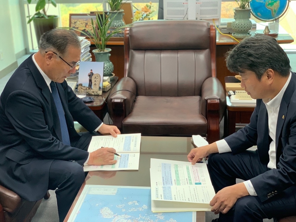 ▲박창환 정무부지사가 이개호 국회의원을 면담하고 있다.