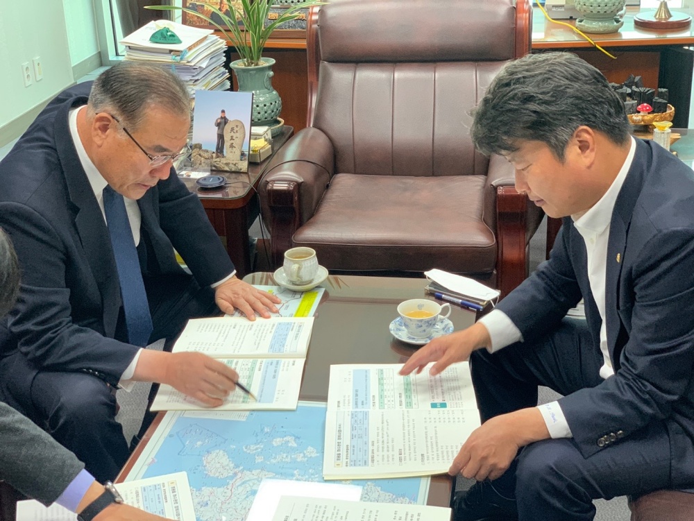 ▲박창환 정무부지사가 이개호 국회의원을 면담하고 있다.