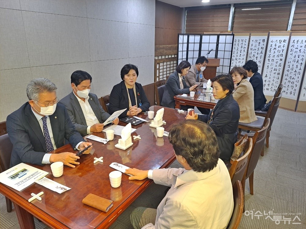 .▲ 김회재, 주철현 국회의원과 면담을 하고 있다. 7일 국회 방문에는 여수시의회 박성미 위원장과 이야포 추진위 엄길수 전 위원장, 여수넷통 주미경 이사 등 12명이 함께했다. ⓒ조찬현