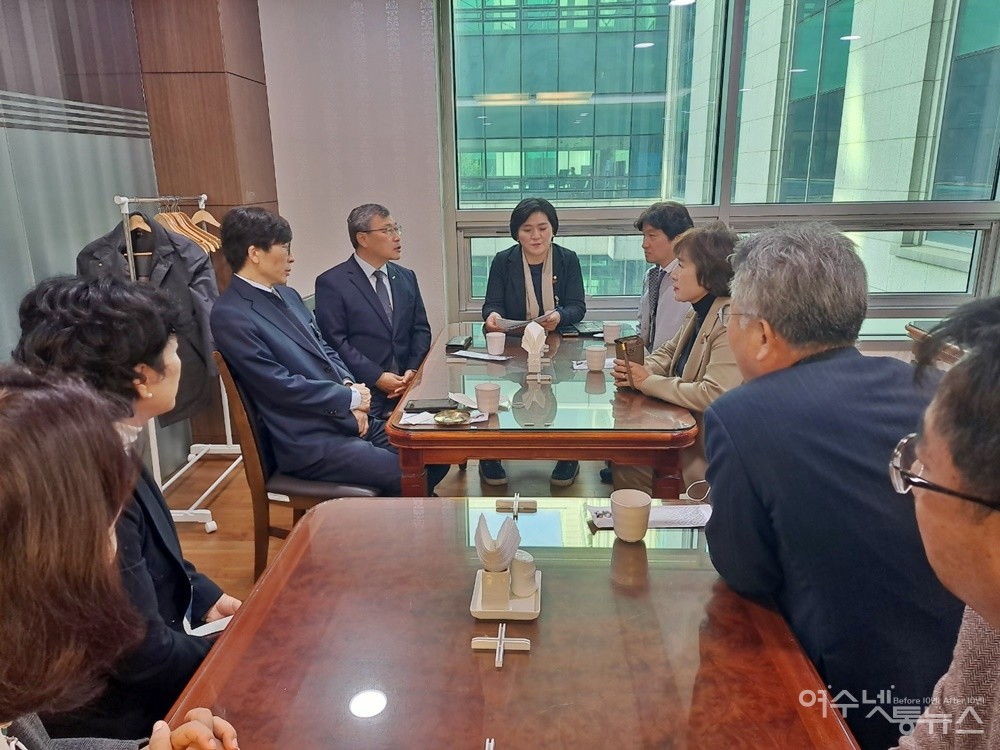 ▲이야포 특위가 정근식 진실·화해를 위한 과거사정리위원장을 국회 별관식당에서 만나 면담하고 있다. ⓒ조찬현
