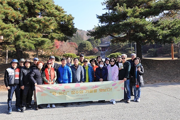 ▲논개사당 앞에서 기념촬영한 일행들 ⓒ오문수