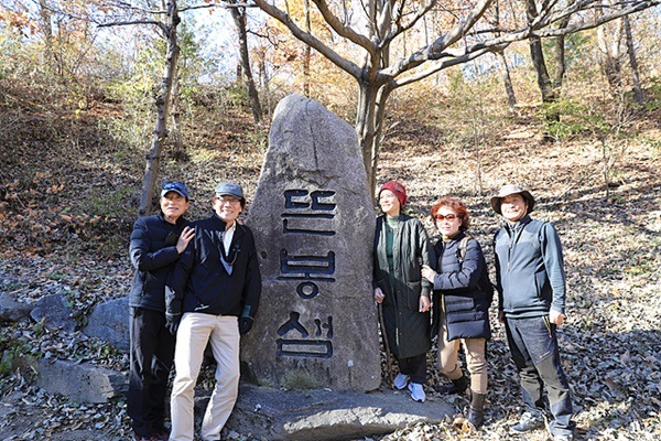 ▲ 국립소록도병원에 근무하는 보사부직원 자녀들이었던 소록도 초등학교 동창생들이 뜬봉샘에서 기념촬영했다. 뜬봉샘은 금강수계의 발원지이다. 동창생 중 국립소록도 병원에서 환자를 돌보다 퇴직한 이들은 교황 요한 바오로 2세가 소록도를 방문했을 당시를 얘기해줬고 오스트리아에서 온 두 수녀가 환자들의 피고름을 직접 짜내더라며 천사들이라고 얘기해줬다. ⓒ오문수