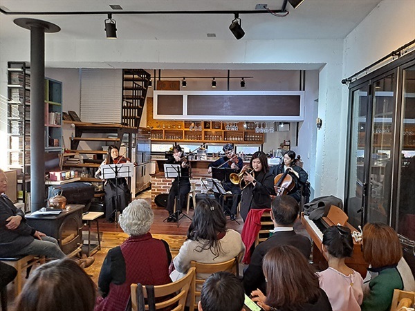 ▲  '자크 느티나무카페'에서 열린 음악회 모습 ⓒ오문수