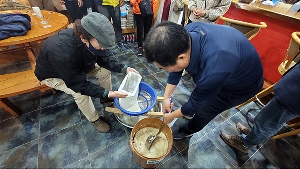 ▲하영택씨가 가르쳐준대로 전통주를 빚고 있는 일행들. ⓒ오문수