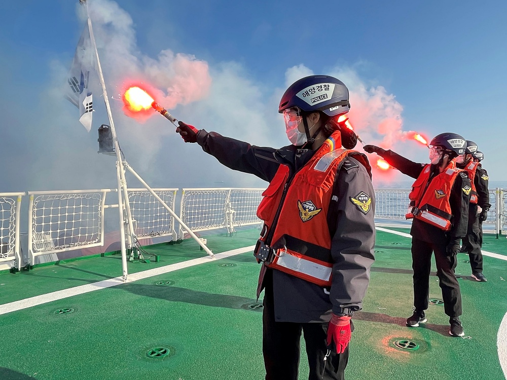 ▲ 해경교육원 비상 이함 훈련 중 조난신호 점화 실습 모습
