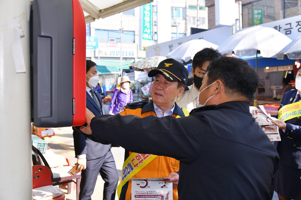▲ 진남시장 등 전통시장을 방문한 정기명 여수시장