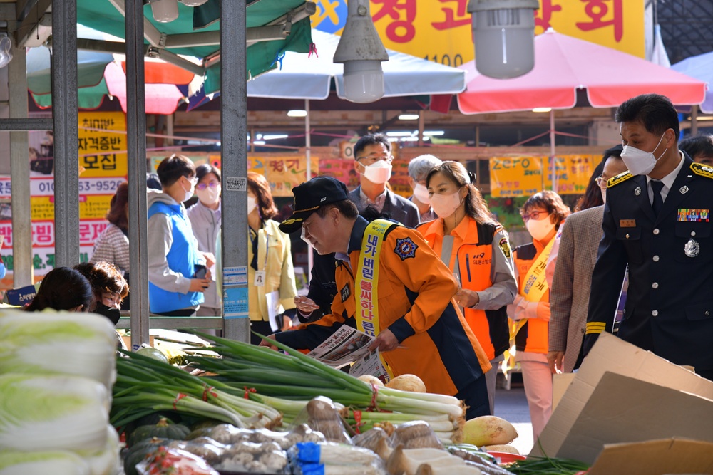 ▲ 진남시장 등 전통시장을 방문한 정기명 여수시장
