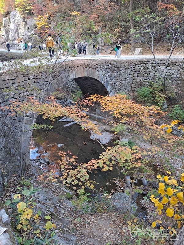 ▲신선이 하늘로 오른다는 승선교 다리 주변 나무들은 알록달록 고운 색깔로 채색되어 간다.  ⓒ조찬현