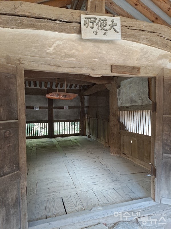 ▲ 뒤깐 왼쪽은 남자, 오른쪽은 여자 전용이다. 남녀 칸이 양옆으로 거리를 두고 자리하고 있다.ⓒ조찬현