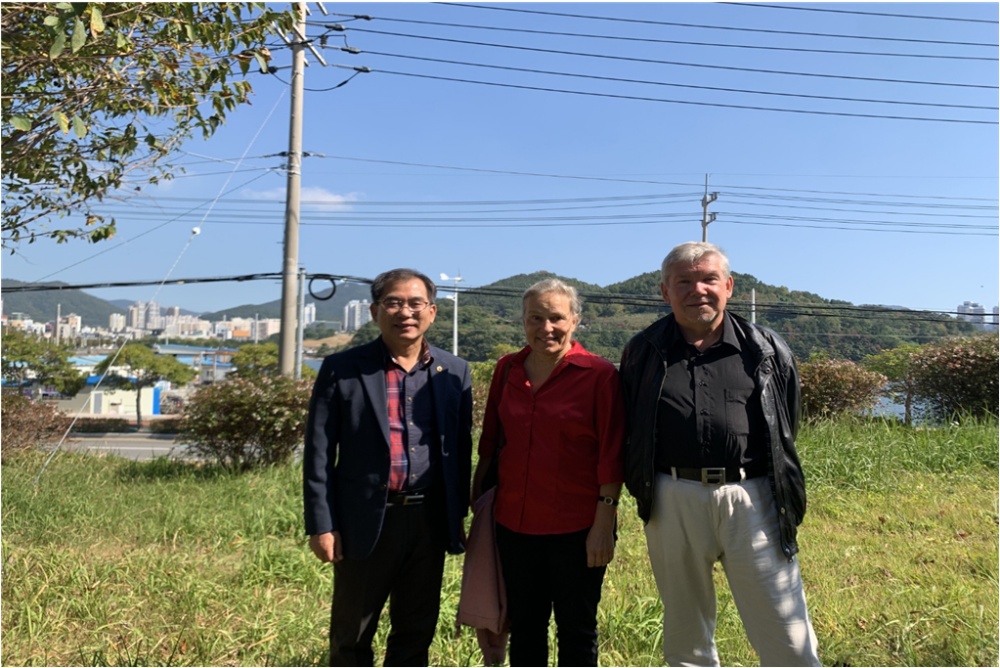 ▲최병용 의원(왼쪽)과 라이너 펠트만 교수(오른쪽)