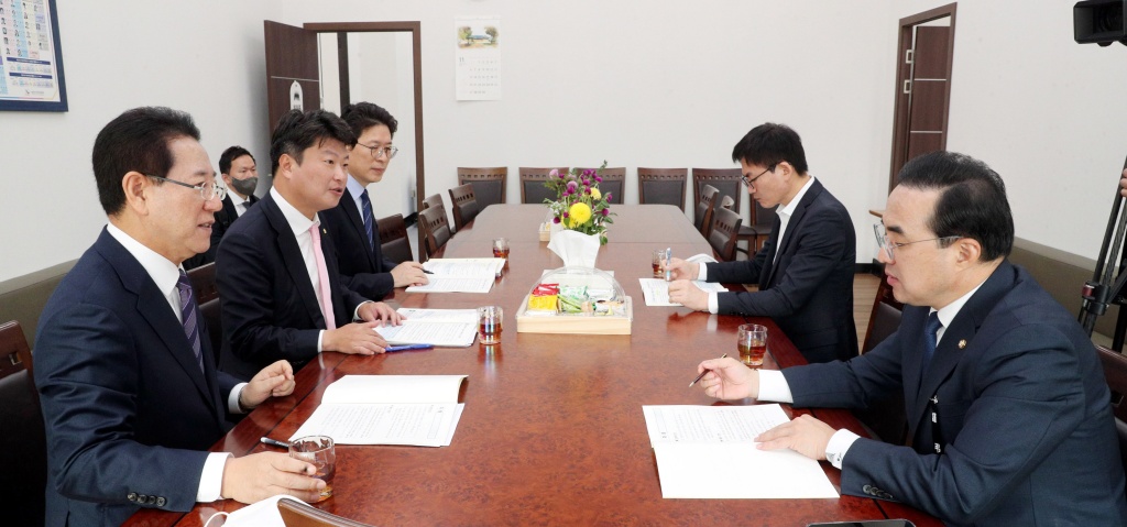 ▲ 더불어민주당 박홍근 원내대표와 면담하는 김 지사