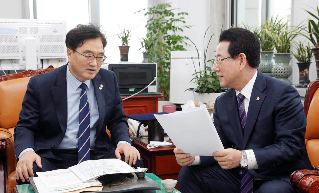▲ 우원식 예결위원장을 만난 김 지사