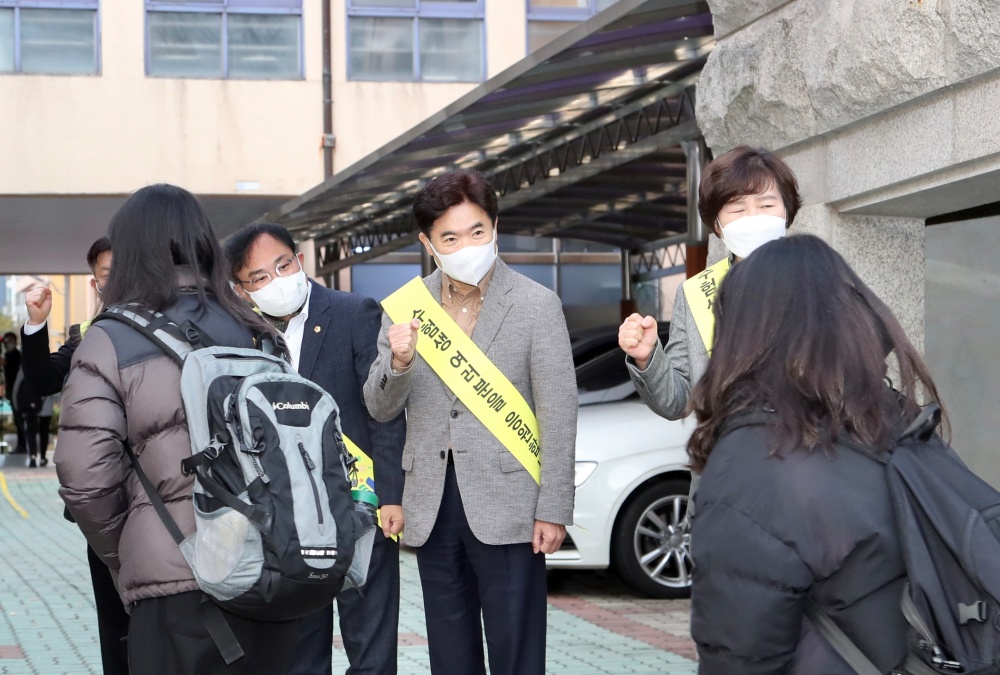 ▲수능시험장인 목포 제일여고를 찾은 김대중 교육감