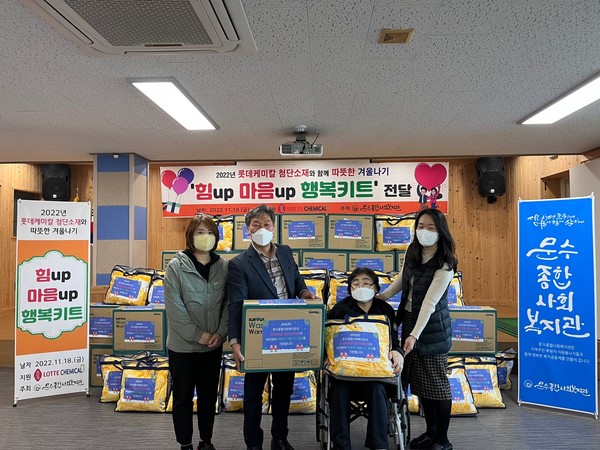 ▲ 따뜻한 겨울나기 물품을 전달하는 임봉춘 관장 