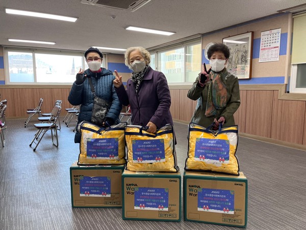 ▲ 따뜻한 겨울나기 물품을 지원 받은 지역주민의 환한 미소