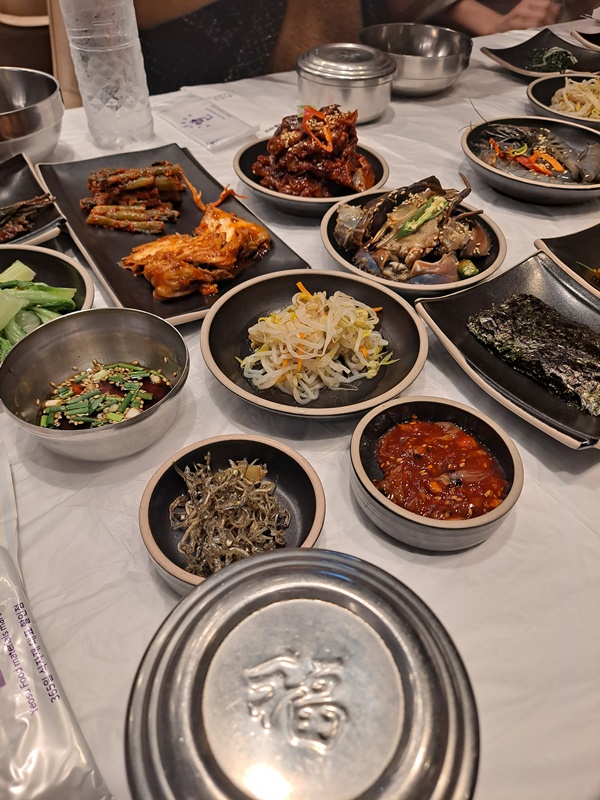 ▲ 곁들이 기본 반찬들도 맛있다. 돌게장과 양념게장에 이어 새우장까지 선보인다. ⓒ조찬현