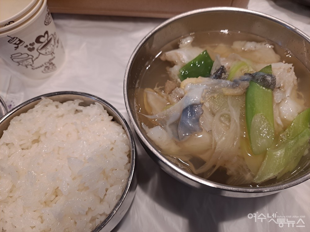 ▲겨울철 별미 물메기탕이다. 보글보글 끓여 대접에 담아낸 물메기탕 국물 한술에 그냥 뻑~ 간다.  ⓒ조찬현