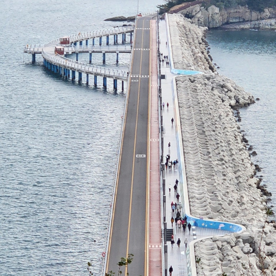 ▲ 좁은 길을 벗어나면 큰길을 만날 것이다.