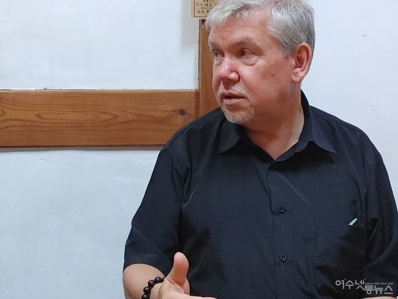 ▲ 여수넷통뉴스 창간 11주년을 맞아 특집인터뷰에 나선 검은 풀 작곡가 라이너 펠트만 교수의 모습 ⓒ심명남