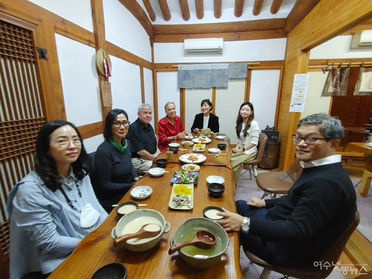 ▲ 여수넷통뉴스 창간 11주년을 맞아 특집인터뷰에서 펠트만 교수 부부와 독일 유학파 유진오케스트라 이은주 대표, 그리고 곽연후 바이올리니스트 가족의 모습 ⓒ심명남