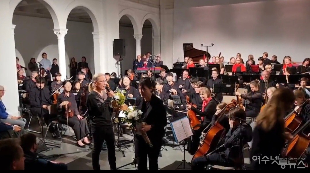 ▲ 지난 6일 베를린에서 한독 한마음 유진청소년오케스트라(단장 이은주, 지휘 김사도)와 독일자유청소년오케스트라(FreieJugendorchester)와 2022년 현대음악페스티벌(Kiangwerkstatt in Berlin)에서 '검은 풀’과 ‘축연무’ 연주회에서 이은주 대표가 꽃다발을 받고 있다 ⓒ 이은주 제공