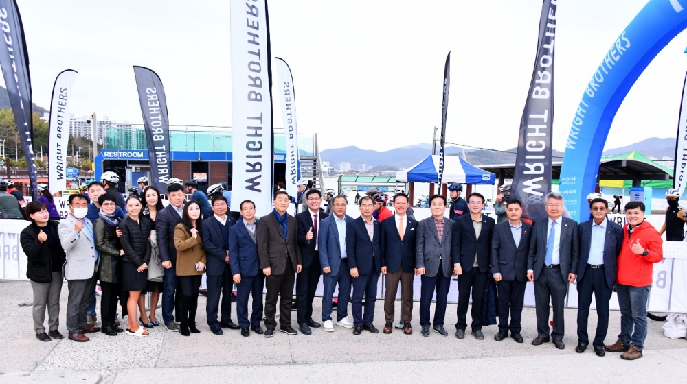 ▲ 섬섬여수 그란폰도 대회를 방문한 여수시관계자와 여수시의원, 지역 국회의원 등이 기념사진을 찍고 있다.